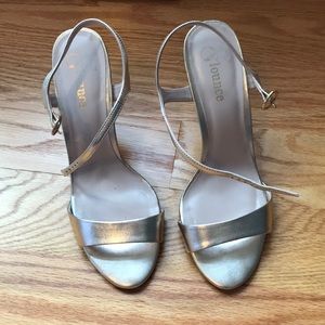 Flounce gold 4 1/4” strap sandal heel size 8
